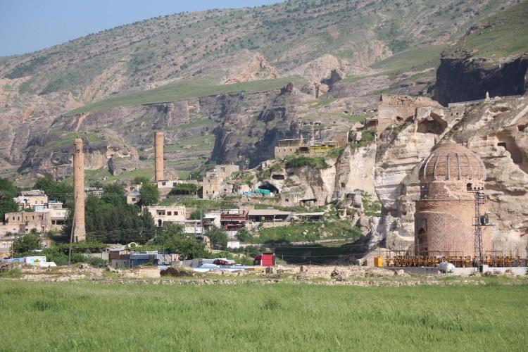 <p>Batman'ın Hasankeyf İlçesi'nde, bulunduğu yer Ilısu Baraj Gölü altında kalacak olan 650 yıllık Zeynel Bey Türbesi'ni 2 kilometre uzaklıktaki yeni yerine taşıma işlemi bu sabah başladı.</p>