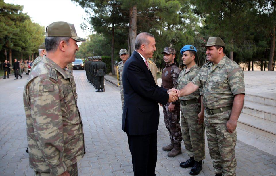 <p> İftara katılanlar arasında bulunan Türkiye Geçici Köy Korucuları ve Şehit Aileleri Federasyonu Başkanı Orhan Kandemir, Erdoğan’ı kışlaya gelişinde karşılarken, yemekte de aynı masada oturdu.</p>
