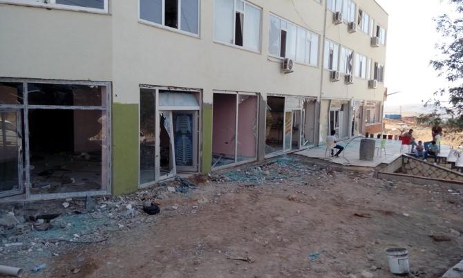 <p>Mardin’de teröristler, çaldıkları aracı, içine 500 kilogramlık bomba yerleştirip polisin geçiş güzergahına bıraktı. </p>
