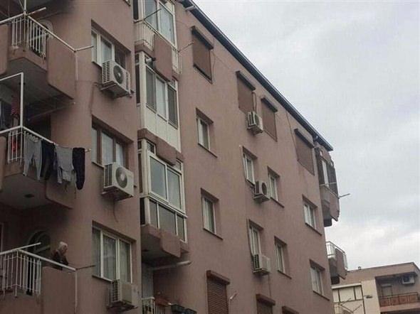 <p>Evlerde yapılan aramalarda keskin nişancı tüfeğine ait, gece görüş özelliği de bulunan dürbün, palaska gibi askeri malzemeler ile sırt çantaları ele geçirildi. Yine bu kişilere ait pasaport ile kimliklerin de sahte olup olmadığına yönelik inceleme yapıldığı belirildi.</p>