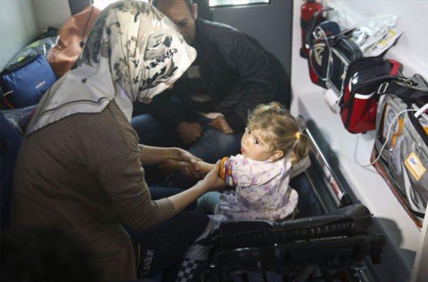 <p>Polis ekiplerinin kontrolünde zırhlı ambulansa alınan N.D. ile babası, İdil Devlet Hastanesine götürüldü. Hastanede yapılan müdahaleyle kız çocuğunun burnundaki nohut tanesi çıkarıldı. N.D, tedavisinin ardından babası ile birlikte yine polis ekiplerinin eşlik ettiği zırhlı ambulansla güvenli şekilde evine ulaştırıldı. AA</p>
<p> </p>