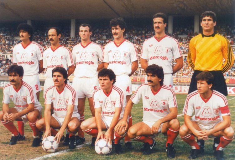 <p>SAMSUNSPOR 1985-1986</p>

<p>Soldan sağa</p>

<p><strong>Ayaktakiler:</strong> Savaş Demiral, Kenan Topçu, Murat Gültekin, Muzaffer Badalıoğlu, Orhan Kapucu, Fatih Uraz.</p>

<p><strong>Oturanlar:</strong> Yaşar Yiğit, Emin Kar, Rıfat Benli, Erol Dinler, Tanju Çolak.</p>

