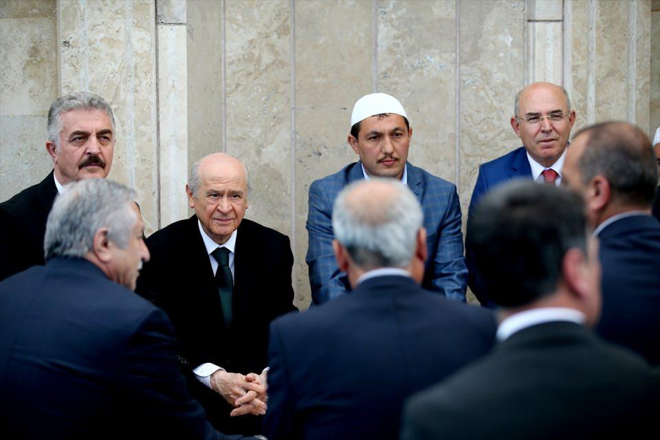<p>Nitekim  şimdiye kadar yaptığımız da budur. Ne PKK, ne FETÖ, ne de bir başka muhasım odak,  Türkiye'yi dize getiremeyecektir. Biriz, beraberiz; biz Türk milletiyiz. İhanet  kol geziyor, işgal </p>
