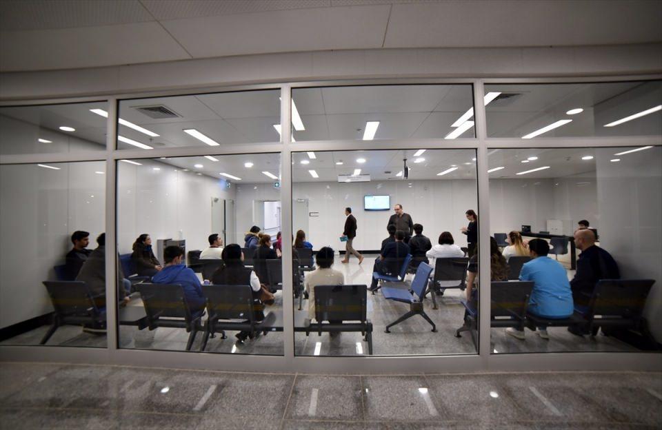 <p>Bugüne kadar Mersin'deki devlet has­tanelerinde olmayan hizmetler verilecek: "Hiperbarik Oksijen Tedavi Ünitesi, Tüp Bebek Merkezi, Genetik Laboratuvar, Uyku Laboratuvarı, Yanık Merkezi, Palyatif Bakım Merkezi, Robotik Yürüme Ünitesi Robotik İlaç Hazırlama Ünitesi, Gama Kamera Ünitesi, Radyo Aktif İyot Tedavi Merkezi, Talasemi Tedavi Ünitesi, Brakiterapi Ünitesi, Rop Tanı Merkezleri."</p>

<p> </p>
