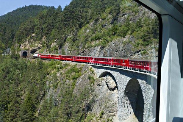 <p><span style="color:#FFFFFF">Albula ve Bernina bölgelerinden geçen Rhaetian Tren Yolu gerçekten müthiş bir teknik, mimari ve çevresel denge sağlarken inşaat mühendisliğinin ve mimarinin doğa ile bütünleşmiş muhteşemliğini temsil ediyor.</span></p>