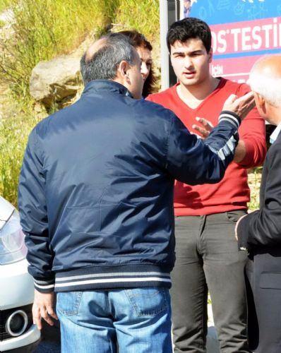 <p>Yola savrulan motosik sürücüsü 27 yaşındaki Önder Serin yaralandı. Yaralanmayan E.K., kazayı babasına haber verdi. Olay yerine gelen baba Önder K. oğlunu, "Ehliyeti almakla trafikte iş bitmiyor. Arabayı versen bir türlü, vermesen bir türlü. Tam öğrenmeden arabayı alma bir daha" sözleriyle uyardı. </p>

<p> </p>
