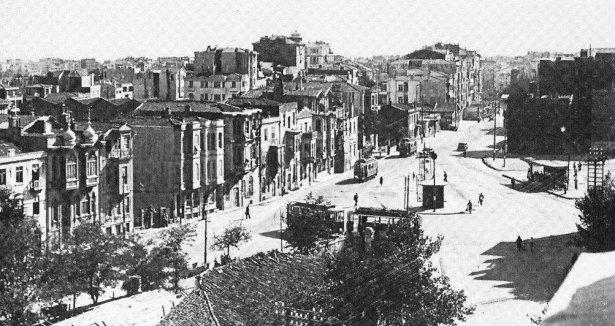 <p>Şişli Camii yapılmadan önce Şişli (1942)</p>

<p> </p>
