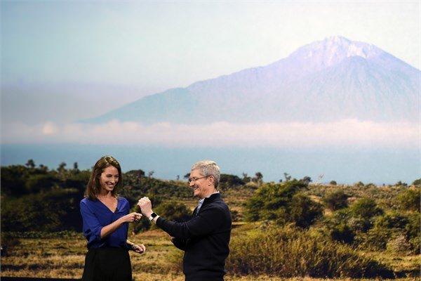 <p>Apple'ın San Francisco'daki Yerba Buena Center'da düzenlediği Spring Forward etkinliğinde şirketin ürettiği ilk akıllı saat modeli Apple Watch hakkındaki tüm detaylar açıklandı.</p>

<p> </p>
