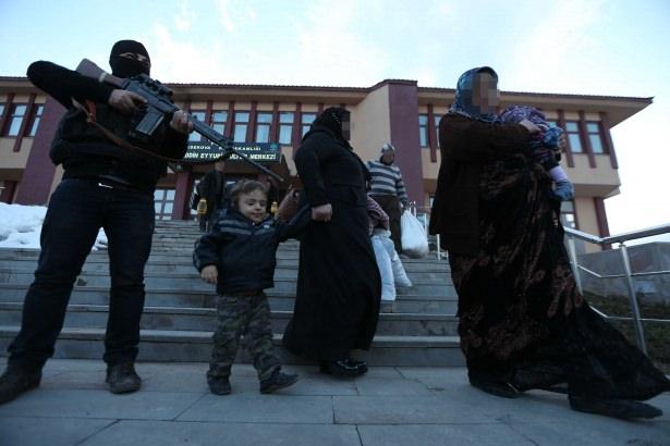 <p>Burada sağlık kontrolünden geçirilen ve yemek ikram edilen vatandaşların, gıda yardımının ardından güvenli bölgelere ulaşmaları sağlandı.</p>