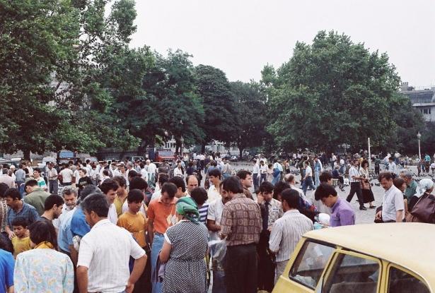 <p>1989<br />
Satıcılar ve müşteriler karşı karşıya</p>