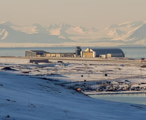 <p>4- Svalbard Havaalanı</p>
<p>Kuzey Buz Denizi'nde, dünyanın en kuzeyinde bulunan idari merkez konumundaki Longyearbyen'e bağlı olan bir takım ada Svalbard'da yer alan havaalanı yapay kar ve buz kullanılarak yapılmış.</p>