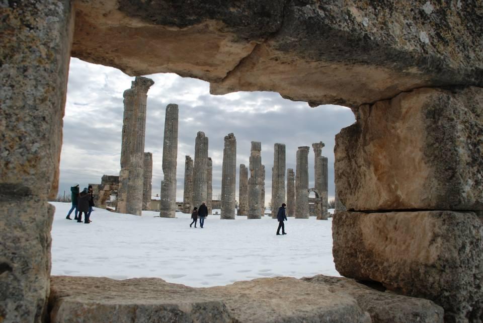 <p>Bizans döneminin ardından 1071'de Türklerin Anadolu'ya girmesiyle Türk çağının başladığı antik kente, şehrin sembolü olan yüksek burçtan dolayı "Uzuncaburç" adı veriliyor.</p>

<p> </p>

