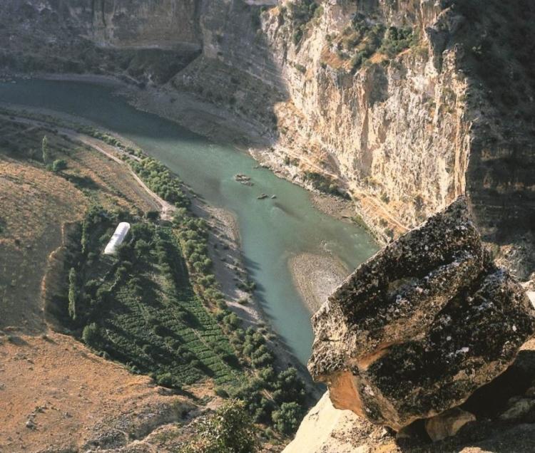 <p>Siirt<br />
<br />
Nüfusu: 322 664  <br />
Toplam otomobil sayısı: 7 018<br />
​Kaç kişiye bir otomobil düşüyor: 46</p>
