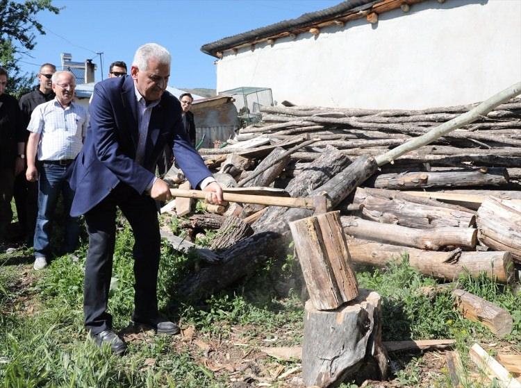 <p>Başbakan, yolda karşılaştığı bir köylüden baltayı alarak odun kırdı.</p>
