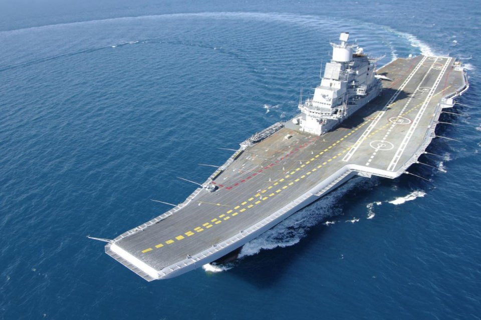 <p><strong>10. INS Vikramaditya </strong><br />
<br />
Fiyatı: 2 milyar 350 milyon dolar<br />
Rusya'nın Hindistan'a sattığı INS Vikramaditya Kiev tipi uçak gemisi 285 metre uzunluğunda, 44.500 ton ağırlığında ve 2 bin personel kapasitesine sahip.</p>