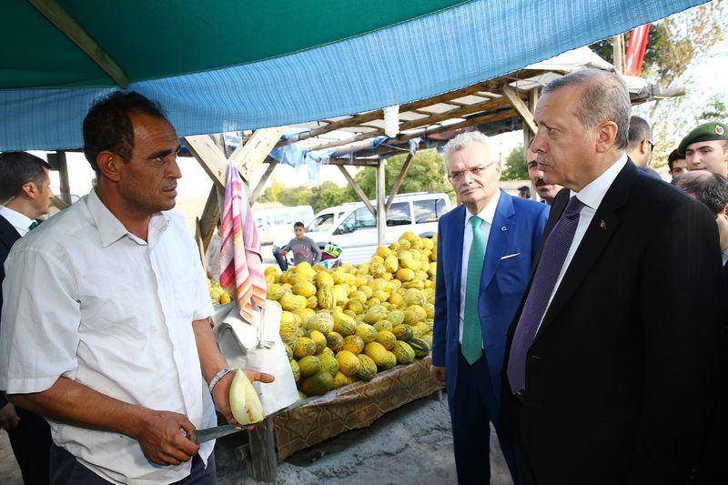 <p>Cumhurbaşkanı Recep Tayyip Erdoğan, Çankırı'da Sumitomo Rubber Ako Lastik Fabrikasının açılış töreninin ardından kent merkezine geçerken Çankırı-Ankara karayolu üzerindeki Germece köyü girişinde kendisini bekleyen vatandaşları selamladı. </p>
