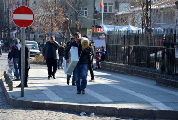 <p>Sabahın erken saatlerinden itibaren yaşadıkları mahallelere hendek kazılıp, barikat kurulduğunu gören bir çok aile evlerini terk etti.</p>

<p> </p>
