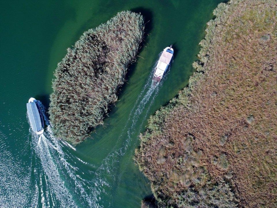 <p>Sayıları yaz aylarında daha da artan tekneler, havadan labirenti andıran Dalyan kanalında sık seferlerle turistik hizmetinin yanı sıra Dalyan - İztuzu arasında "dolmuş" görevi de görüyor. "Dolmuş tekneler", kanalda hareketli bir trafik oluşturuyor.</p>

