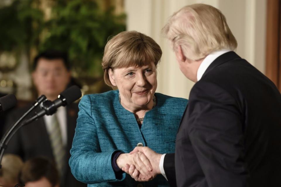 <p>"Yaklaşık 5 kere tokalaştıktan sonra o koltuklara oturmuştuk. Ve tahmin ediyorum bir gazeteci, 'Onun elini sık' dedi. Onu hiç duymadım. Merkel'le harika bir görüşme geçirdik. O da bana aynısını söyledi. Ancak basın bunu anlayamadı."</p>

<p> </p>
