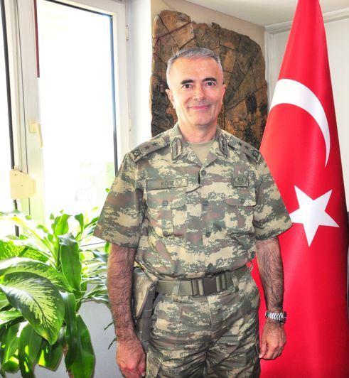 <p>Gen.Kur.Har.Başk.Korg.Satı Bahadır Köse<br />
<br />
Darbe sonrası görevi: 3. Kor.Kom - İstanbul Belediye Başkanı</p>
