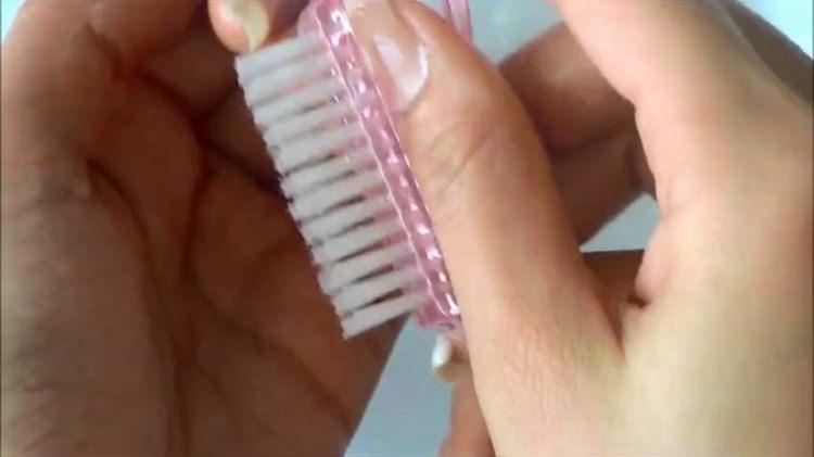 <p>Bu lekelerden kurtulmak için ihtiyacınız olan tek şey beyazlatıcı diş macunu ile fırça.</p>
