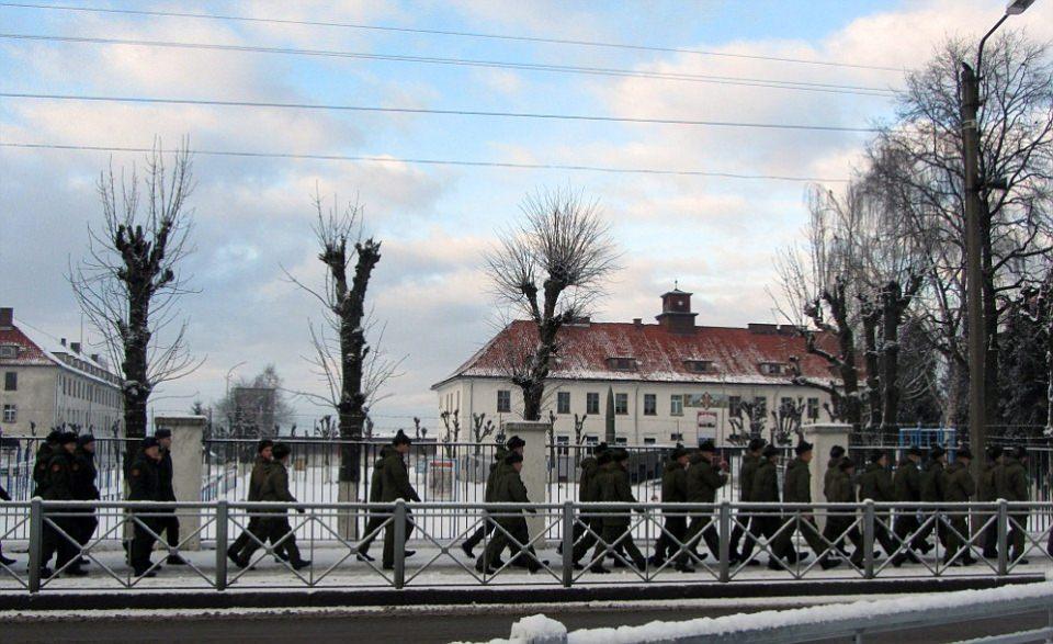 <p>NATO ile silahlanma yarışına giren Rusya'nın uluslararası örgüte karşılık vermek için Kaliningrad'da kurduğu gizli üs ortaya çıktı.</p>
