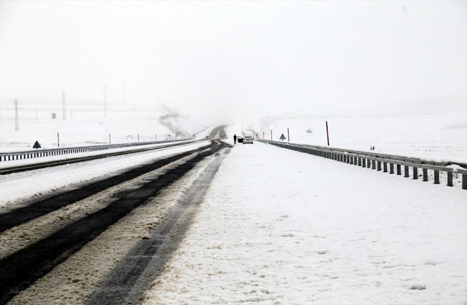 <p>Özellikle yüksek kesimlerde görülen kar yağışı, karayollarında araç sürücülerinin zorlanmasına yol açtı.</p>

<p>​</p>
