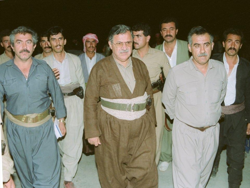 <p>Eski Irak Cumhurbaşkanı Celal Talabani'nin Almanya'da hayatını kaybettiği bildirildi. Irak Kürdistan Yurtsever Birliği Lideri Celal Talabani, 23 Ocak 1991'de Zaho'da. </p>
