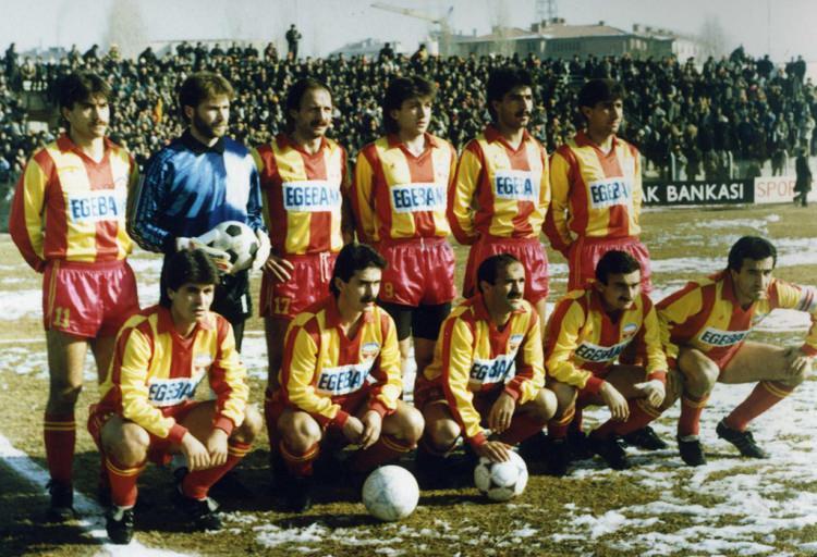 <p>KAYSERİSPOR 1990-1991</p>
<p>Soldan sağa</p>
<p><strong>Ayaktakiler:</strong> Ayhan Bölükbaşı, Öztürk Tanrıbilir, Esat Nejdet Öksüzcük, Necip Ali Oktay, İbrahim Şahin, Birol Kaya.</p>
<p><strong>Oturanlar:</strong> Muammer Nurlu, Hüseyin Ürküten, Şirin Berber, Mustafa Uğur, Mustafa Çapanoğlu.</p>