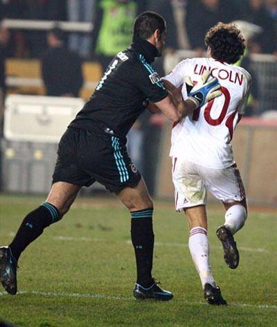 <p>Volkan Demirel, Lincoln'ü kovaladı</p>