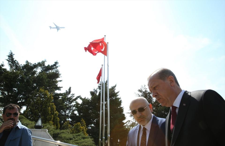 <p>Ziyarete TBMM Başkanı İsmail Kahraman, Cumhurbaşkanlığı Genel Sekreter Yardımcısı ve Sözcüsü İbrahim Kalın, Enerji ve Tabii Kaynaklar Bakanı Berat Albayrak, İstanbul Valisi Vasip Şahin ve İstanbul Büyükşehir Belediye Başkanı Kadir Topbaş da katıldı.</p>
<p> </p>