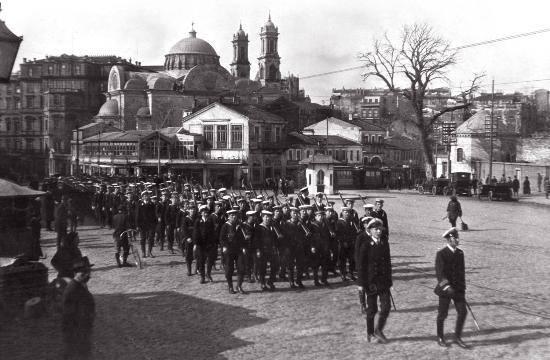 <p> 1920 yılında Taksim’e giriş yapan İngiliz işgal kuvvetleri</p>
