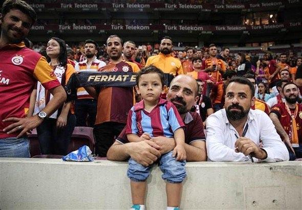 <p>Bir Trabzonspor taraftarı karşılaşmayı minik oğluyla birlikte izledi.</p>