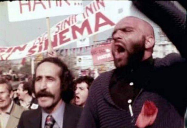 <p><strong>5 Kasım 1977 <br />
Türkiye Sinema Emekçileri Sendikası'nın Yürüyüşü</strong><br />
 <br />
Basına sansürü protesto için binlerce emekçi İstanbul'dan Ankara'ya yürüdüler.<br />
  Yürüyüşe Türkan Şoray, Tarık Akan, Kadir İnanır ve Fatma Girik gibi yüzlerce tanınmış sinema oyuncusu katıldı. Fotoğraftaki ise Yadigar Ejder.</p>
