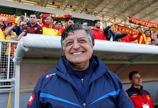 <p>Deneyimli teknik adam Yılmaz Vural, Göztepe'nin başında çıktığı ilk maçta Giresunspor karşısında sahadan 2-1 galip ayrılarak büyük sevinç yaşadı.</p>
