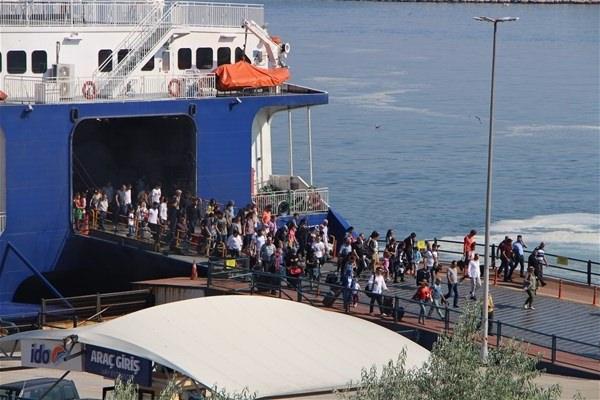 <p>Ramazan Bayramı tatili için İstanbul'dan Ege ve Edremit Körfezi yönüne giden ve Bandırma Feribot İskelesi'ni kullanan tatilciler, trafikte yoğunluğa neden oldu.</p>
<p> </p>