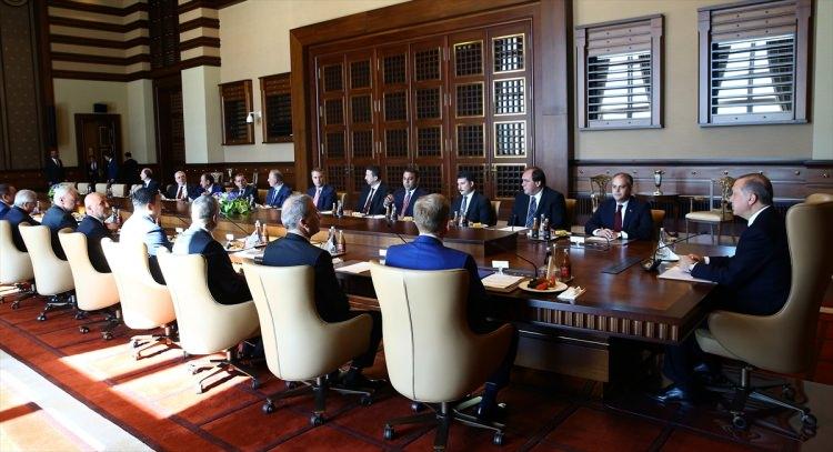 <p>Öte yandan Kulüpler Birliği'nin Cumhurbaşkanı Erdoğan'la görüşmesinin ardından Aziz Yıldırım ve Fenerbahçe yöneticileri Recep Tayyip Erdopan'la özel bir görüşme gerçekleştirecek.</p>