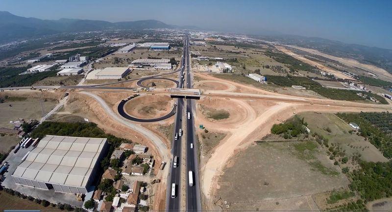 <p>İzmir sınırlarında proje kapsamındaki tüm sahalarda çalışmalar hızla sürerken, DHA’nın havadan görüntülediği Bornova Viyadüğü ve Kemalpaşa Bağlantı Yolu’nda işlerin bir hayli ilerlediği dikkat çekti. Otoyolun güzergahı da artık ortaya çıkmaya başladı.</p>
<p> </p>