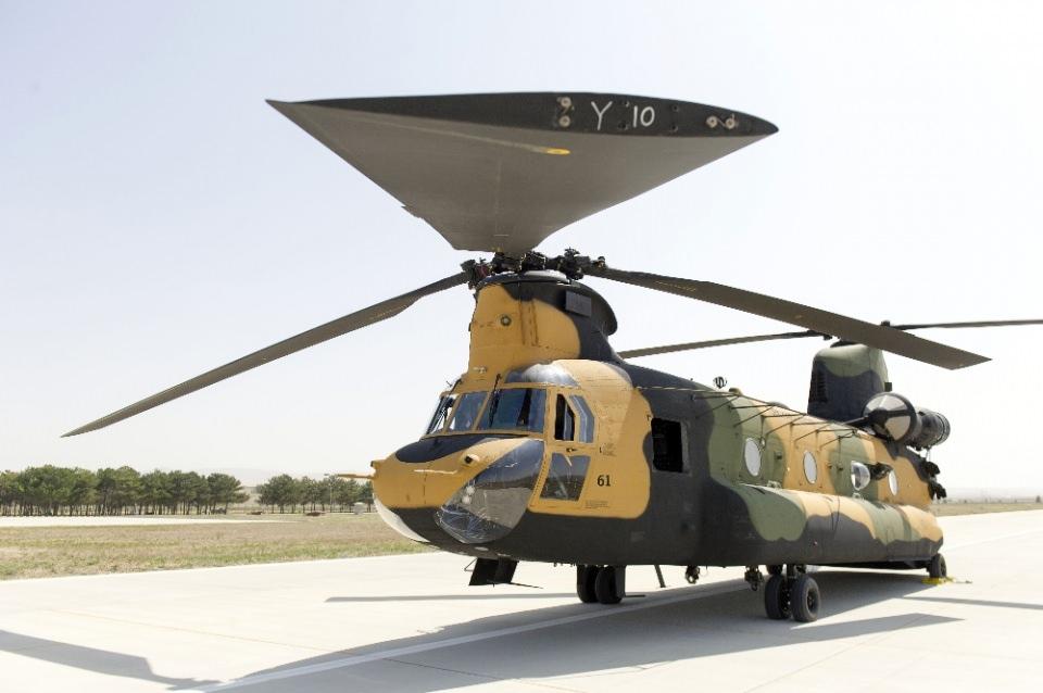 <p><strong>TAM TEÇHİZATLI 33 ASKER</strong></p>
<p>Ankara'daki eğitim alanında CH-47F yük helikopterleri hakkında bilgiler veren Kurmay Pilot Yüzbaşı Levent Polat, helikopterin tam teçhizatlı 33 asker ve sedyeyle 24 yaralıyı taşıdığını söyledi. </p>
