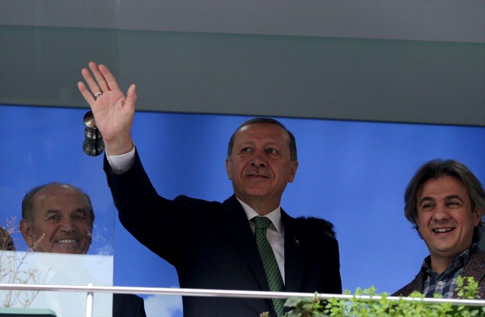 <div><strong>HALİÇ KONGRE MERKEZİNE GİTTİ</strong></div>
<div>Cumhurbaşkanı Erdoğan yine yoğun sevgi gösterileri altında Kasımpaşa'dan ayrıldı. Erdoğan resmi programı için Haliç Kongre Merkezi'ne geçti. </div>