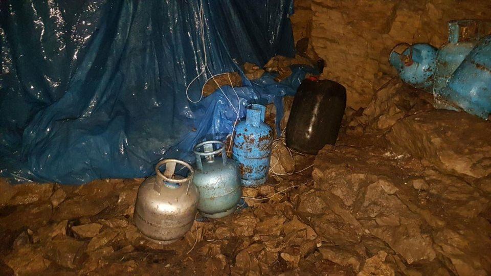 <p>amonyum-nitrat ile güçlendirilmiş el yapımı patlayıcı, 96 büyük tüp, 50 küçük tüp, 650 litre mazot, çok sayıda yiyecek ve yaşam malzemesi ele geçirildi.</p>
