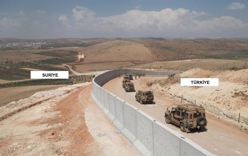 <p>Türk Silahlı Kuvvetleri (TSK), Suriye sınırında uzun vadeli ve kalıcı bir sistem tesis edilmesi amacıyla, ‘Sınır Fiziki Güvenlik Sistemi Projesi’ni geliştirdi. </p>