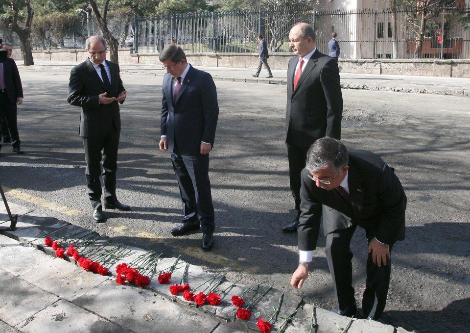 <p>Başbakan Davutoğlu daha sonra İçişleri Bakanı Efkan Ala ve Milli Savunma Bakanı İsmet Yılmaz ile birlikte olayın gerçekleştiği yeri ve bölgeyi inceledi. Davutoğlu, Ankara Valisi Mehmet Kılıçlar'dan patlamayla ilgili bilgi aldı. </p>