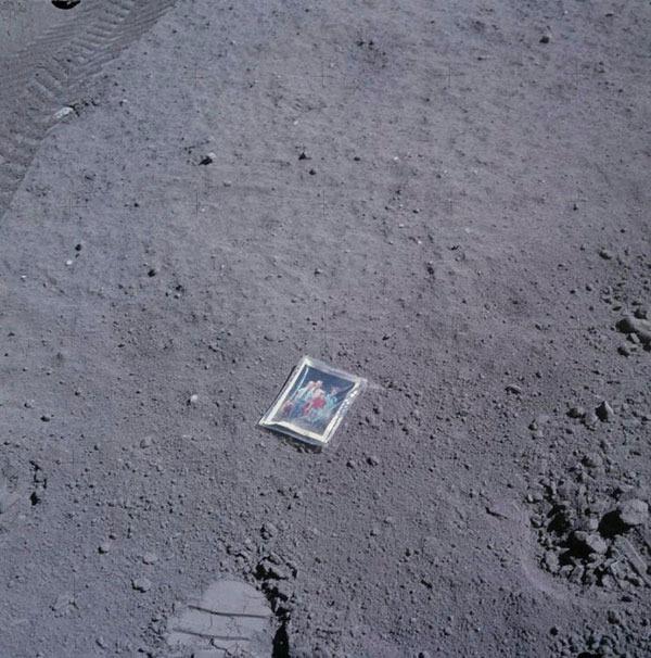 <p>Apollo 16 astronotu Charles Duke aile fotoğrafını ayda bırakır. (1972)</p>
