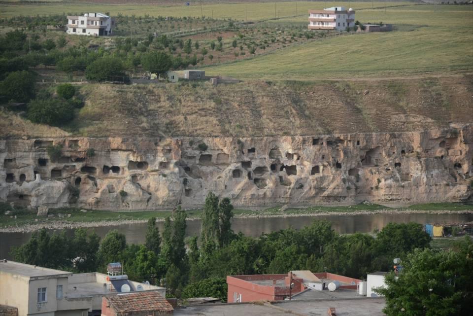 <p><strong> "Terör olaylarının sona ermesini istiyoruz"</strong></p>

<p>Hasankeyf'in taşınacağı yeni yerleşim birimine, 5 bin 200 metrekarelik kapalı alana sahip müze inşa edildiğini belirten Akdeniz, şunları kaydetti:</p>
