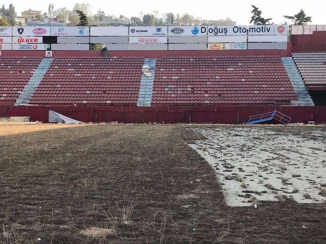 <p>Trabzonspor’un, Galatasaray ve Fenerbahçe kadar olamadığını öne süren Aker, “Onlar kendi değerleri Ali Sami Yen’i, Şükrü Saraçoğlu’nu anıyorlar. Ama bizde öyle bir şey yok. Şimdi stadyum yıkılıyor, yeni stadyumun parayla ismini satacaklar, tamamen unutulacak. Bu stadın yeri için arazi bağışlamış Hüseyin Bey, unutulup gidecek. Trabzon’a hiç yakışmıyor” dedi.</p>
