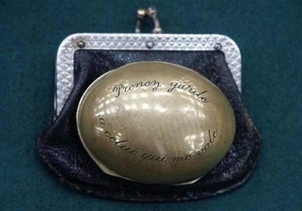 <p>&Ccedil;anta i&ccedil;inde, a&ccedil;ıldığı anda aktif hale gelen eski bir silah buldular...</p>
