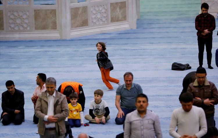 <p>Ankara / Türkiye</p>
<p> </p>
<p>Müslüman alemi için üç ayların müjdecisi olan Regaip Kandili nedeniyle vatandaşlar, Ankara'da Ahmet Hamdi Akseki Camii'ne çocuklarıyla gelerek namaz kılıp dua ettiler.</p>
<p> </p>