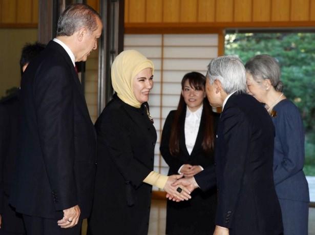 <div>Japon Kralı ve eşinin Erdoğan'ı samimi şekilde karşılaması ve dikkat çekti.</div>
<div> </div>
