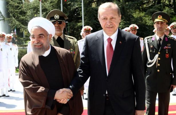 <p>Cumhurbaşkanı Recep Tayyip Erdoğan, İran'a ger&ccedil;ekleştirdiği g&uuml;n&uuml;birlik resmi ziyaret kapsamında, İran İslam Cumhuriyeti Cumhurbaşkanı Hasan Ruhani tarafından askeri t&ouml;renle karşılandı.</p>

<p>&nbsp;</p>
